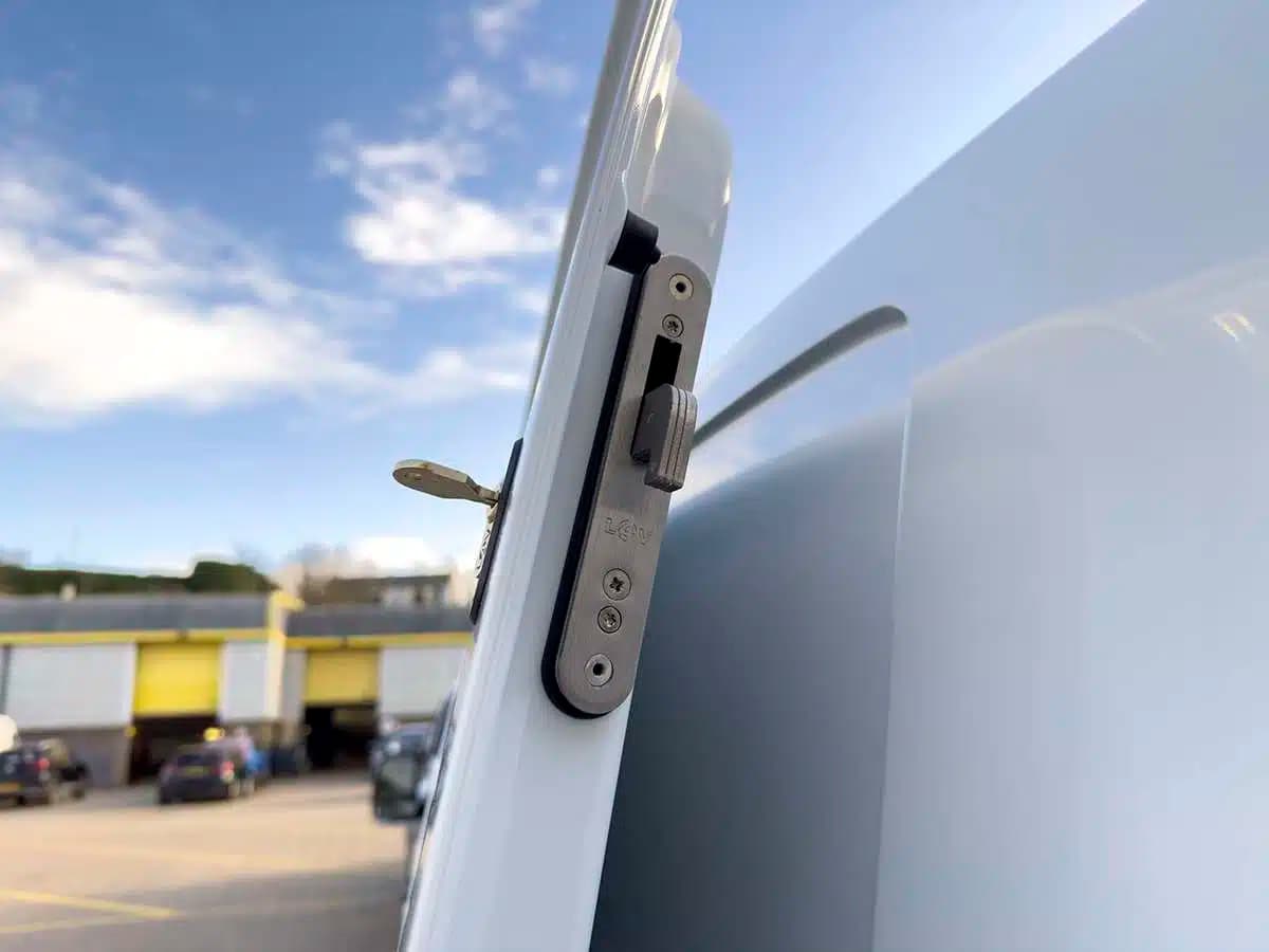 Guida completa alle chiusure di sicurezza per porte posteriori dei furgoni