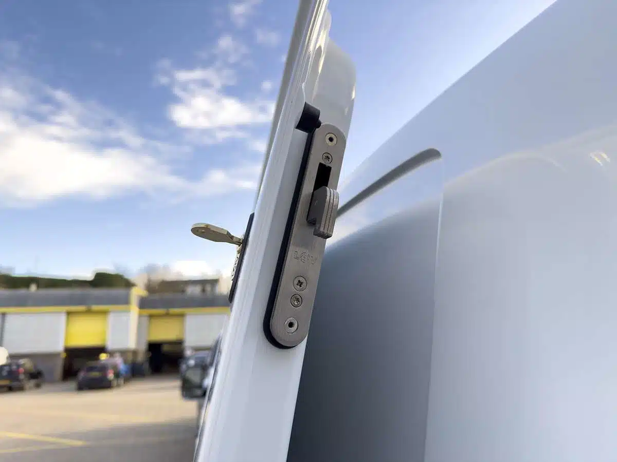 Guida completa alle chiusure di sicurezza per porte posteriori dei furgoni