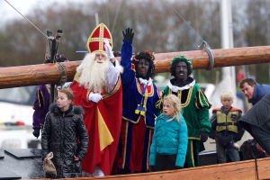 aankomst-van-sinterklaas-in-giesbeek-jos-gores-assisteert-de-sint-in-het-groene-pietenpak