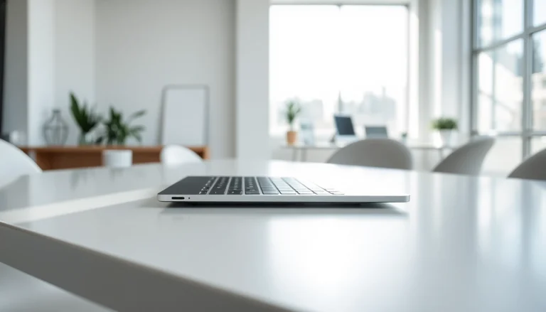 Presentando el MacBook Air M3 en un elegante escritorio moderno con luz natural.